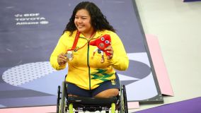 A primeira medalha no halterofilismo veio com Maria de Fátima Costa na categoria até 67kg