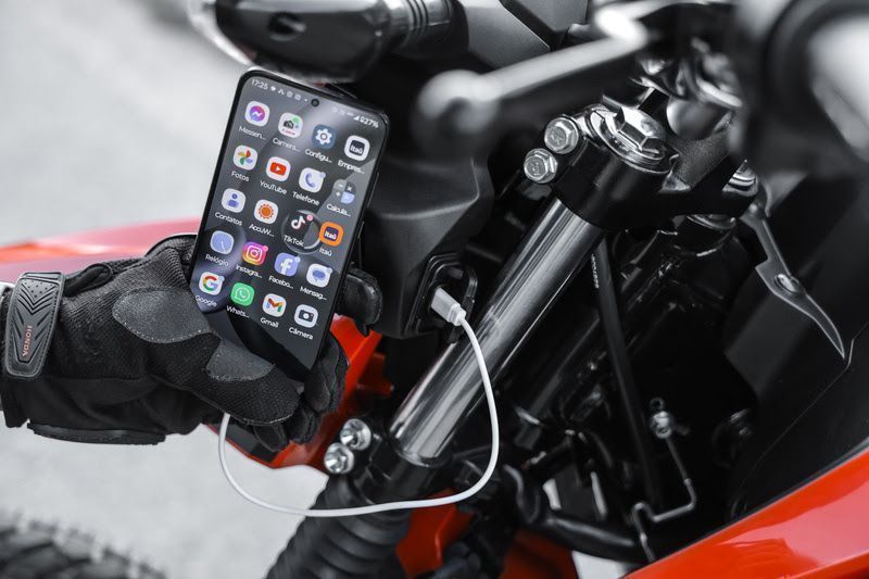 Motocicleta conta com porta USB-C • Divulgação/Honda
