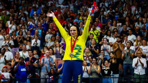 Carol Santiago conquistou a medalha de ouro na natação 100m costas S12