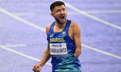 Petrúcio Ferreira mantem hegemonia e é tricampeão paralímpico nos 100m em Paris
