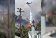 Incêndio florestal atinge casas de luxo em encostas no sul da Califórnia