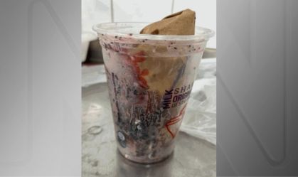 Copo de milkshake apreendido pela polícia; material continha chumbinho, segundo a polícia