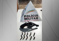 Menina de 7 anos leva arma para escola em MG; pai é preso