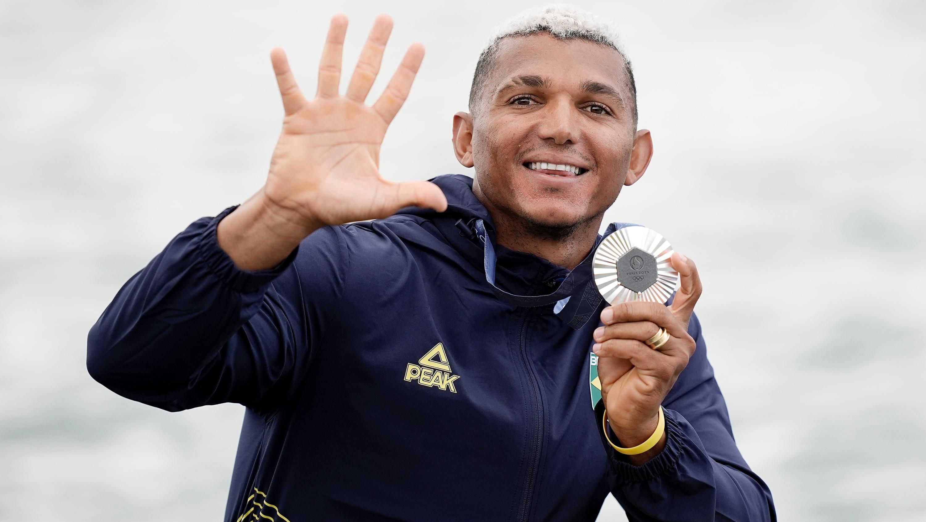 Isaquias Queiroz comemora medalha de prata na Olimpíada de Paris