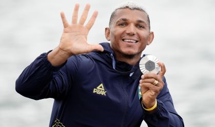 Isaquias Queiroz comemora medalha de prata na Olimpíada de Paris