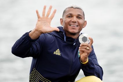 Isaquias Queiroz comemora medalha de prata na Olimpíada de Paris