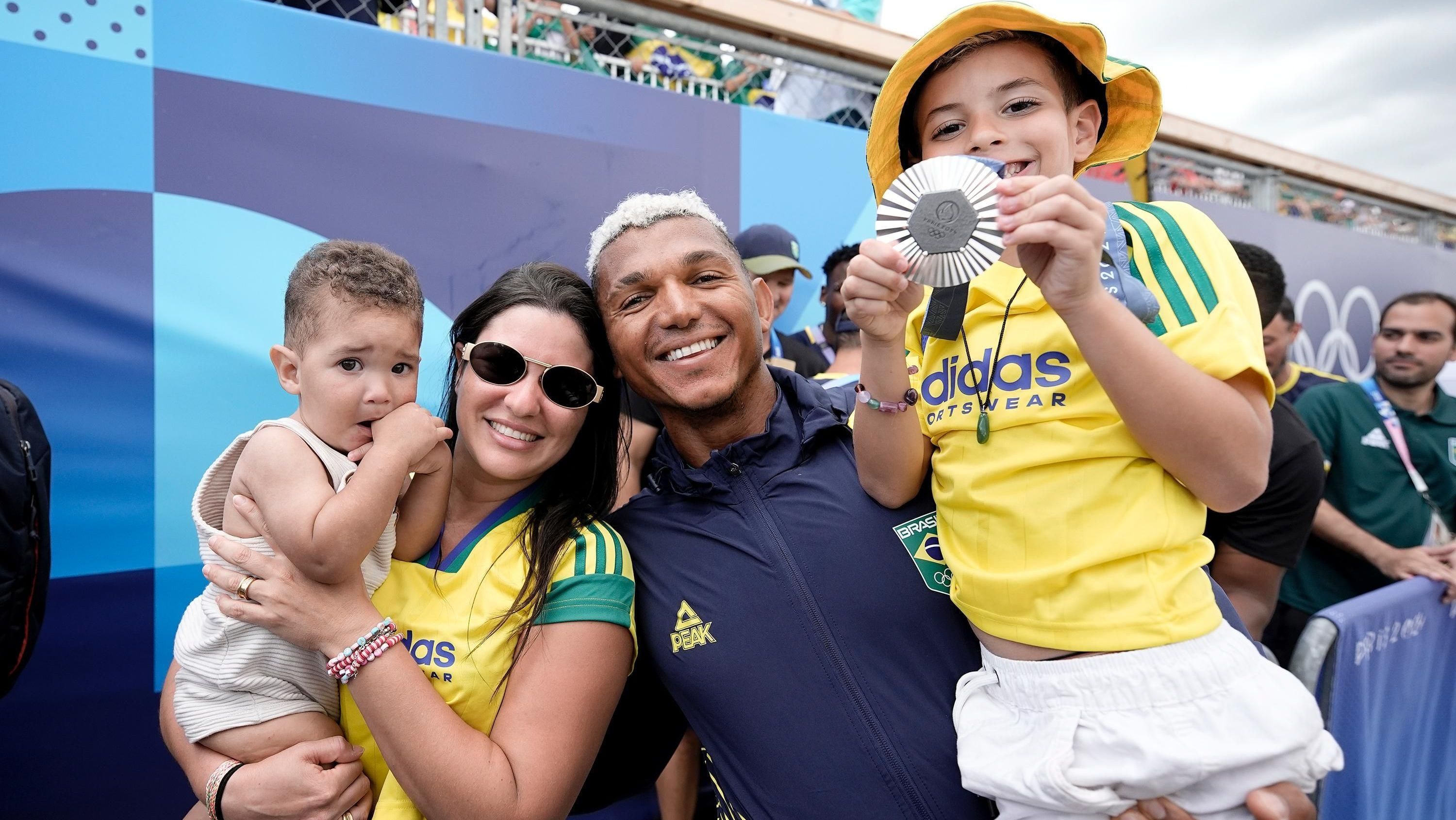 Isaquias Queiroz exibe a medalha de prata com a família em Paris