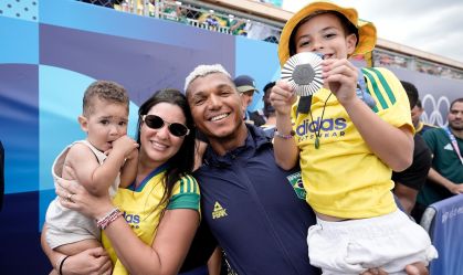Isaquias Queiroz reage à prata em Paris, relembra drama e desabafa