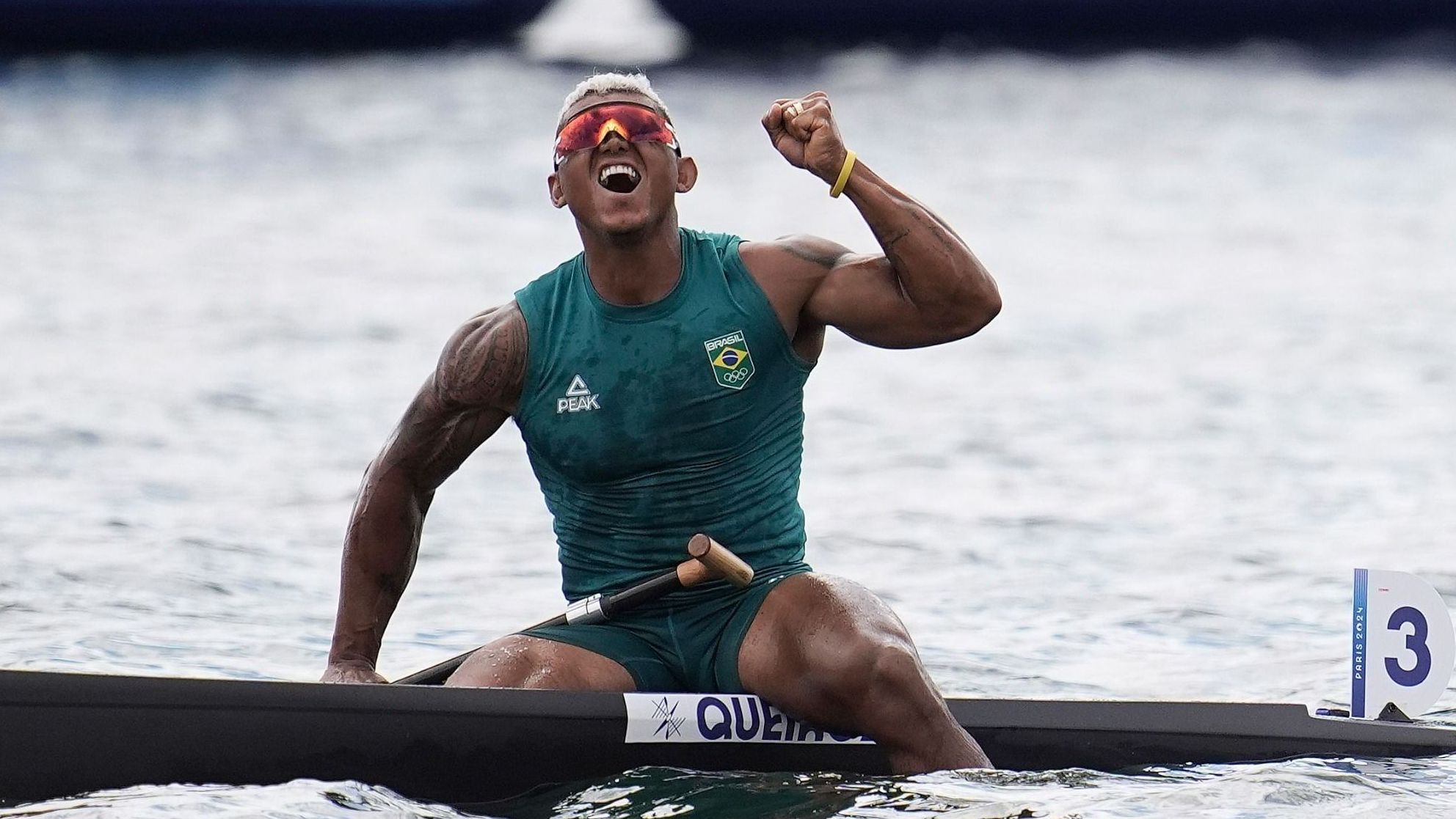 Isaquias Queiroz celebra a conquista da medalha de prata
