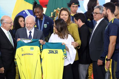 Janja e Lula com atletas olímpicos