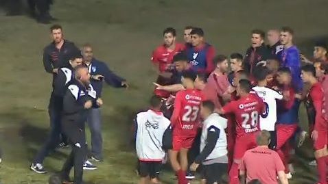 Jogadores do Athletico-PR entram em confronto com seguranças do Vasco após derrota