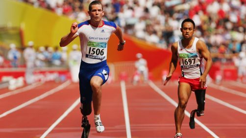 John McFall, da Grã-Bretanha, e Atsushi Yamamoto, do Japão, competiram na final dos 100 metros masculinos nos Jogos Paralímpicos de 2008