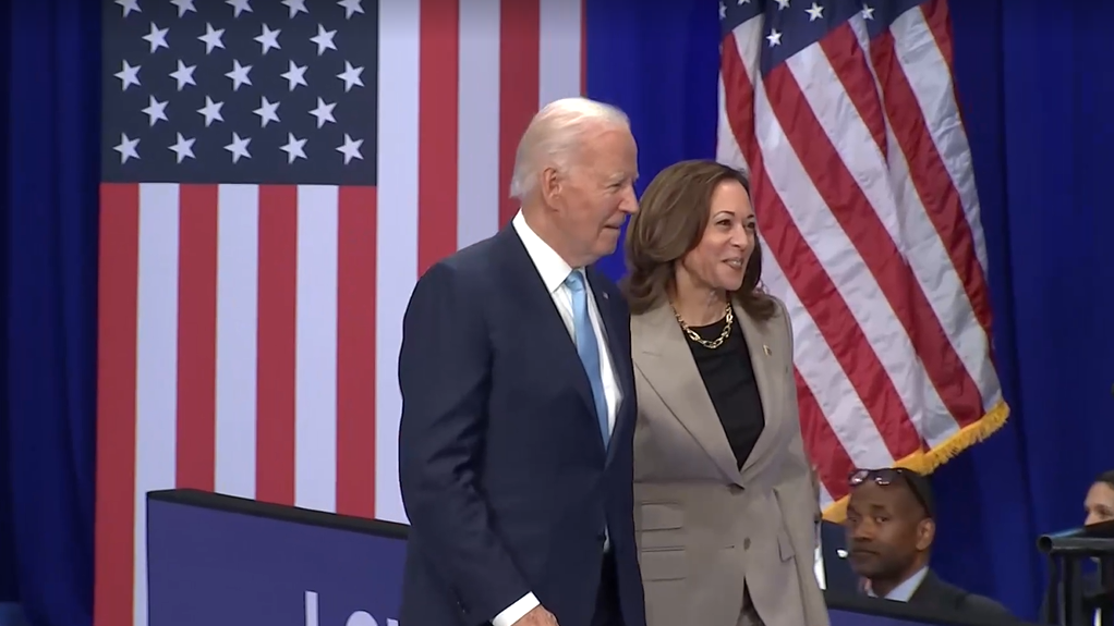 Biden e Kamala Harris posam juntos para foto / Reuters