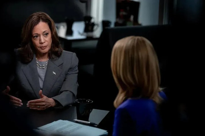 Kamala fala com Bash durante a entrevista em Savannah, uma das paradas de seu passeio de ônibus pela Geórgia do Sul • Will Lanzoni/CNN