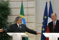 Aliados de Bolsonaro insistem em semelhanças entre relógio de Lula e joias do ex-presidente