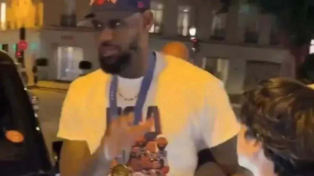 Lebron James em Paris, a caminho de uma festa, quando deu bronca em garoto que pedia foto