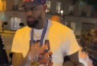 LeBron James dá 'dura' em garoto que pedia foto antes de festa em Paris