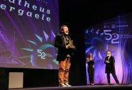 Matheus Nachtergaele recebe Troféu Oscarito no Festival de Gramado