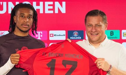 Michael Olise ao lado de Max Eberl