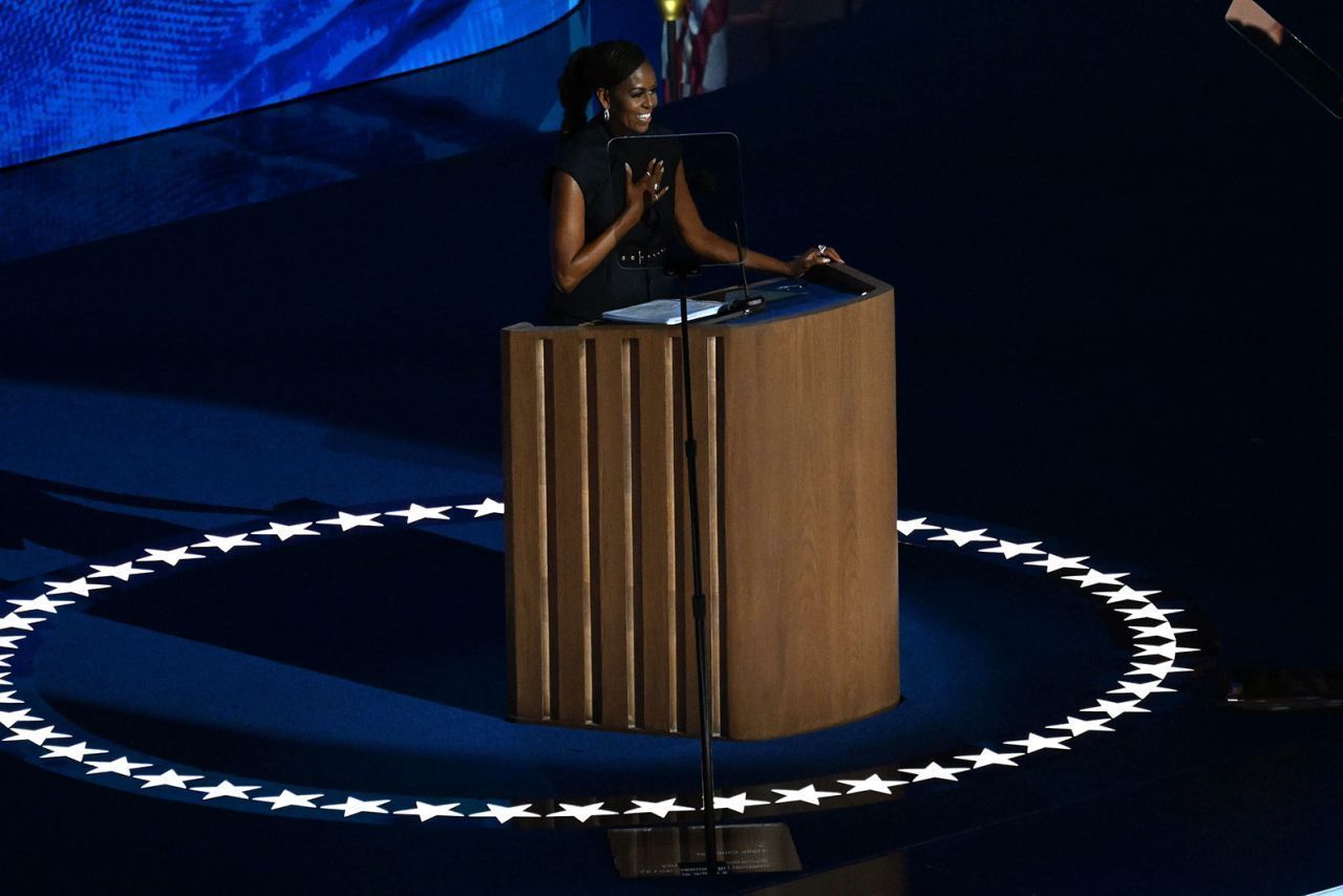 Michelle Obama discursa na terça-feira, 20 de agosto, em Chicago, durante o DNC • Rebecca Wright/CNN