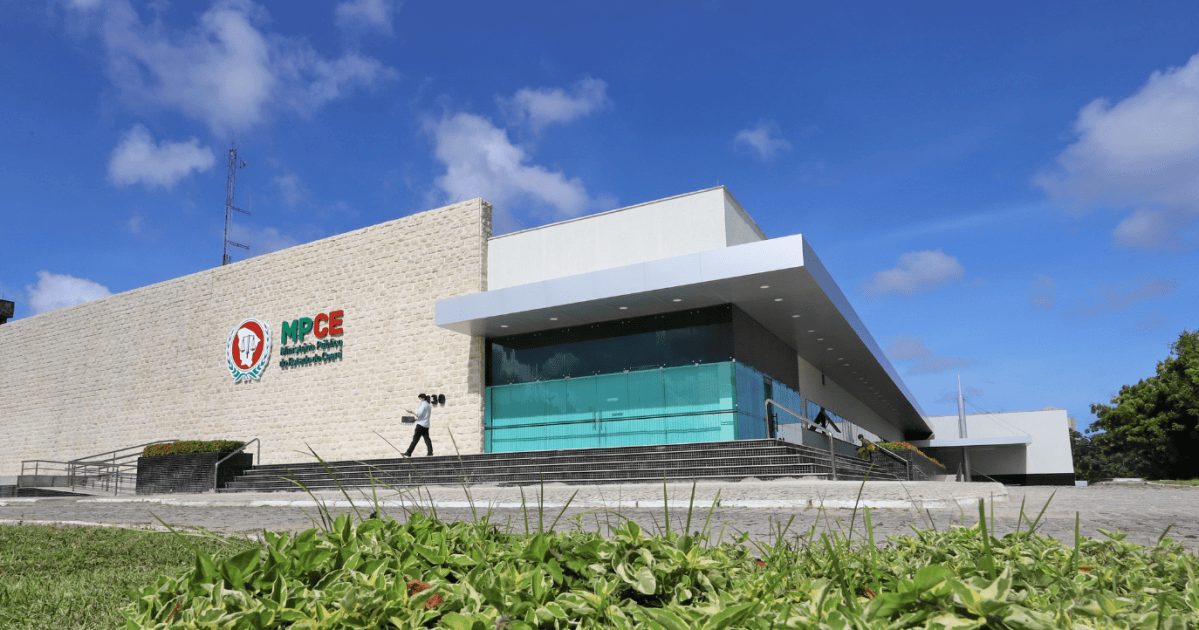 Two lawyers arrested over alleged messages for criminal group in Ceará