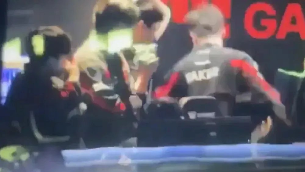 Na imagem, Faker se debate contra a parede e precisa ser contido por Gumayusi