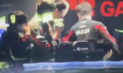 Na imagem, Faker se debate contra a parede e precisa ser contido por Gumayusi