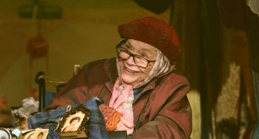 Nathalia Timberg caracterizada da personagem Mary Shepherd em A Mulher da Van