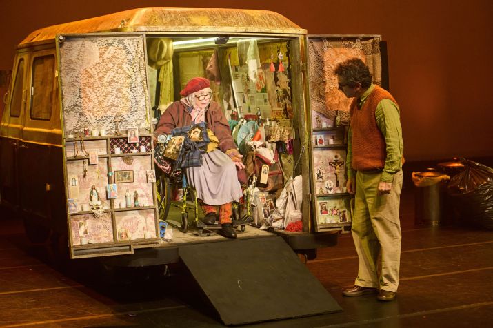 Nathalia Timberg e Caco Ciocler na peça teatral "A Mulher da Van" / Foto: Gatu Filmes/Divulgação