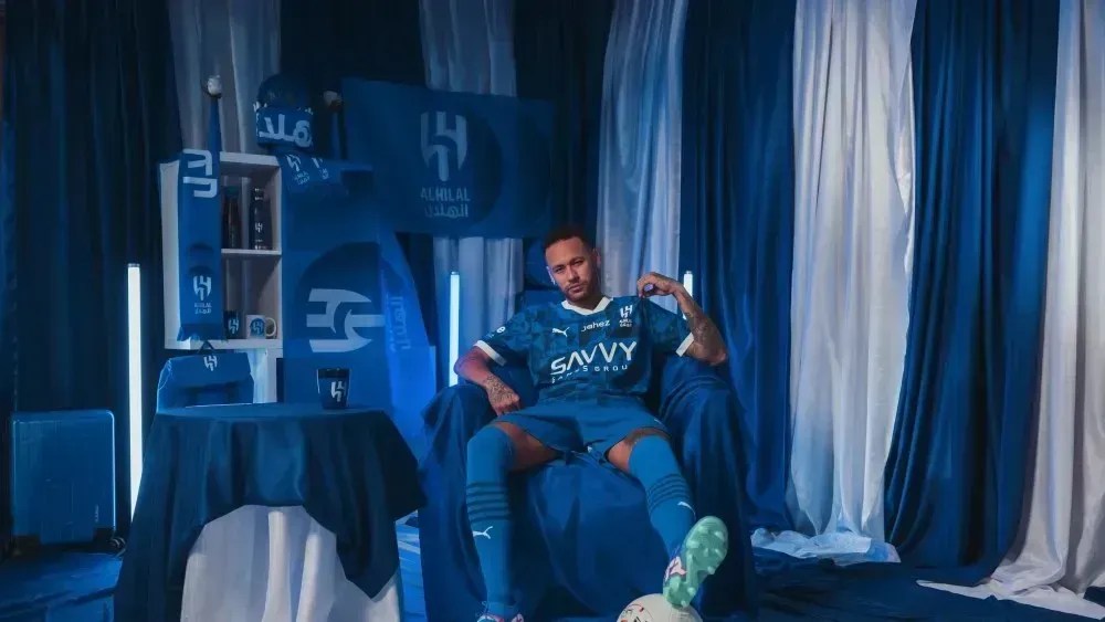 Neymar com o novo uniforme do Al-Hilal