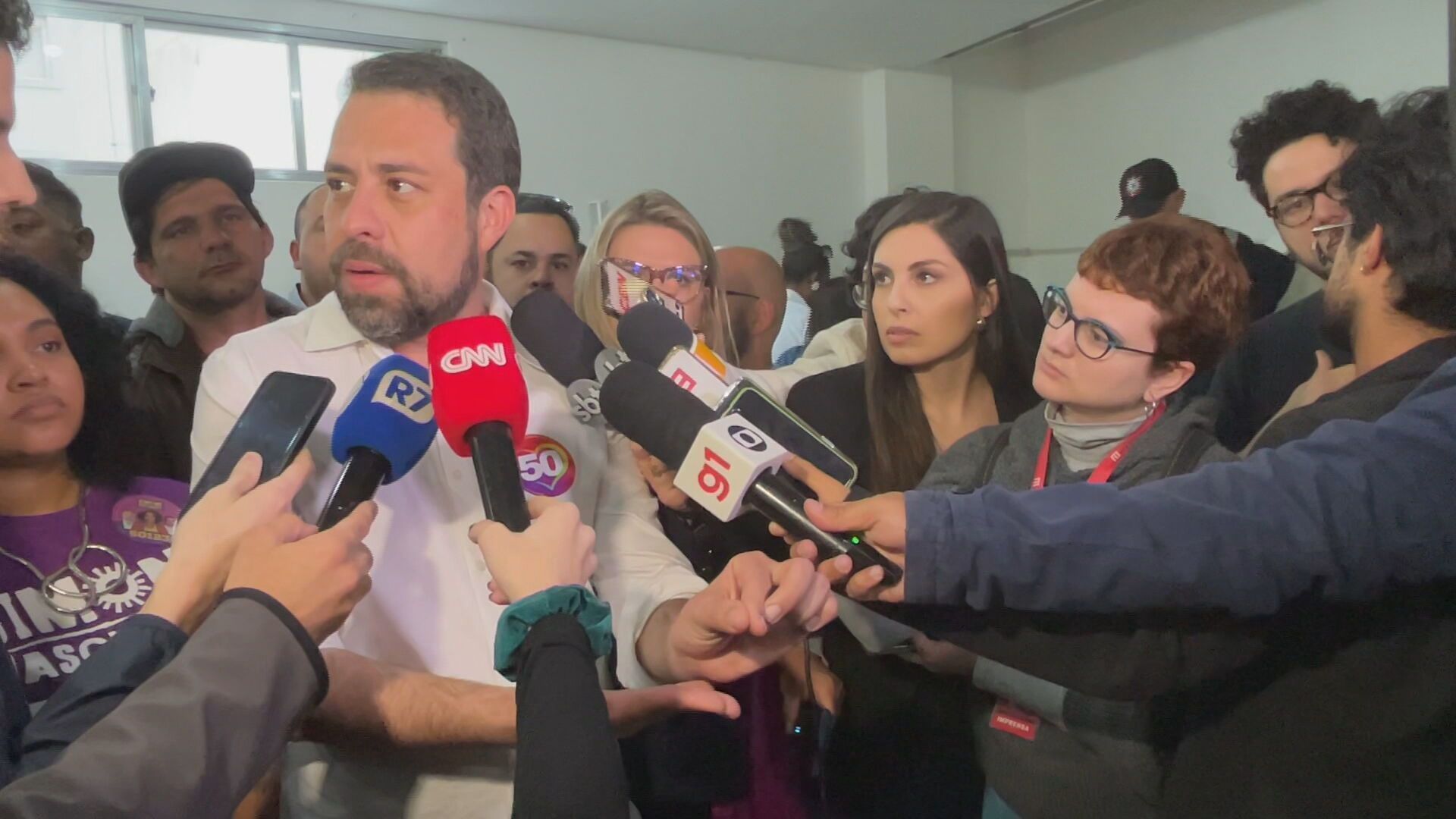 O candidato Guilherme Boulos (PSOL) após agenda no sindicato dos dos Motoristas do Transporte Rodoviário Urbano de São Paulo