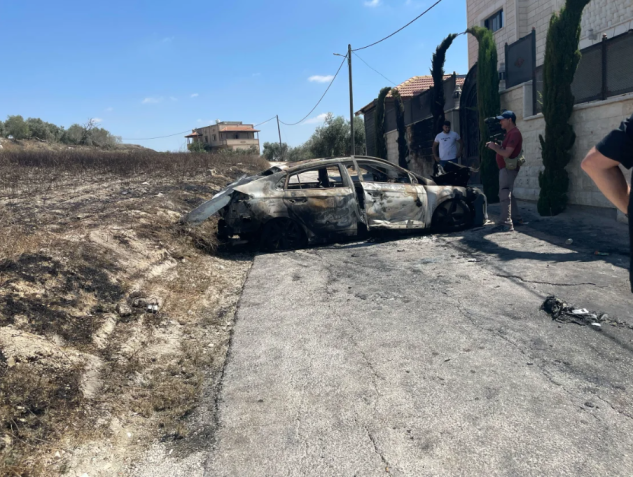 O carro de um morador foi danificado após ser incendiado durante um ataque mortal de colonos na quinta-feira, na cidade de Jit, na Cisjordânia, em 16 de agosto de 2024 / CNN