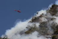 Fogo atinge vegetação na comunidade Pavão-Pavãozinho, no Rio