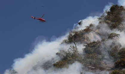 Fogo atinge vegetação na comunidade Pavão-Pavãozinho, no Rio
