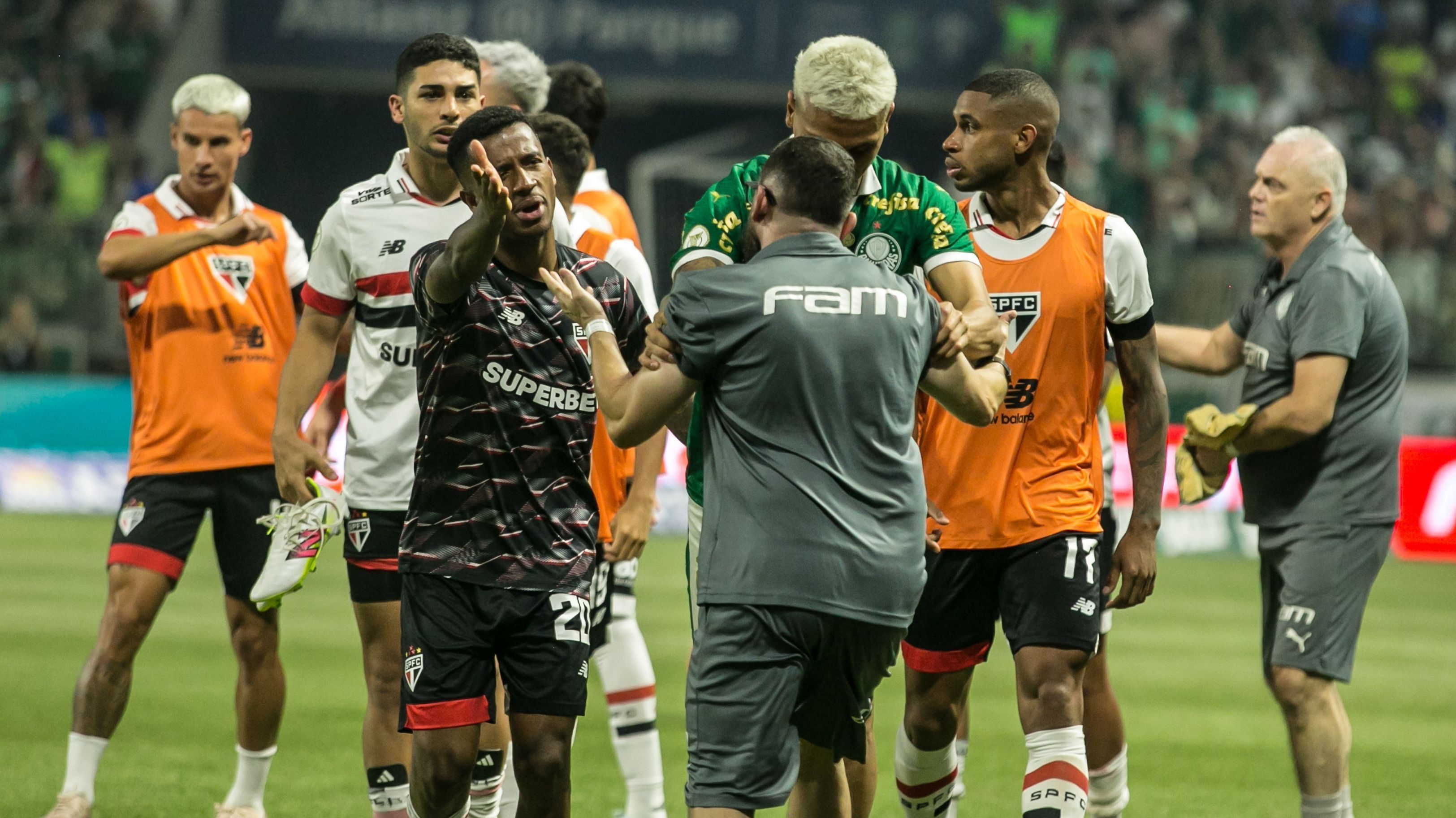 Jogadores do São Paulo discutem com gandula do Allianz Parque