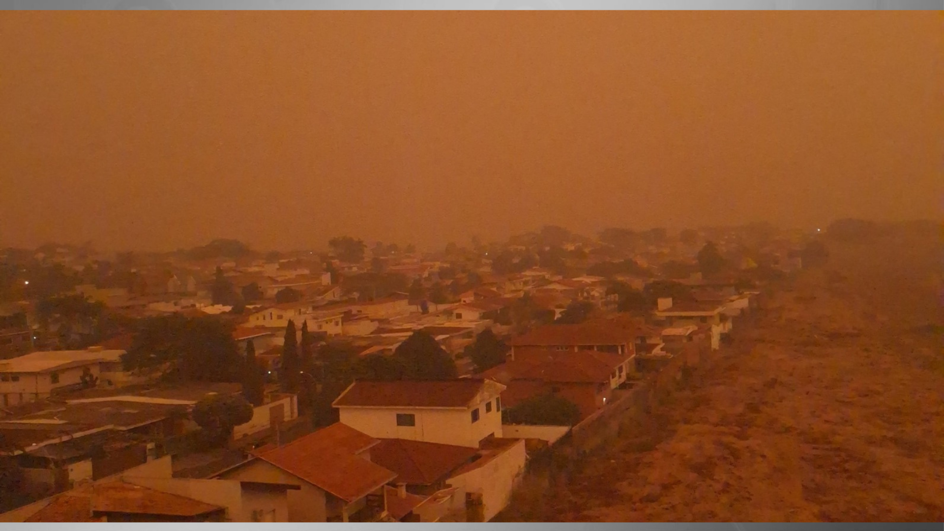 fogo e tempestade de poeira