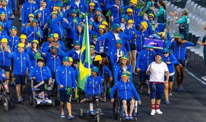 Delegação brasileira desfila na cerimônia de abertura da Paralimpíada em Paris