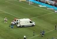 Jogador do São Paulo fica desacordado após dividida e sai de ambulância
