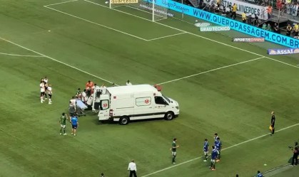 Jogador do São Paulo fica desacordado após dividida e sai de ambulância