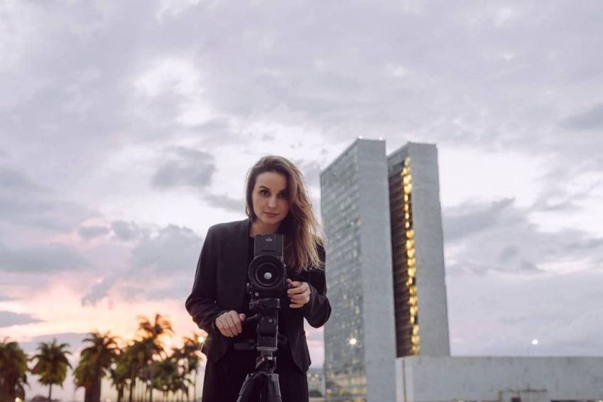 Petra Costa é uma documentarista brasileira • Instagram/@petracostal
