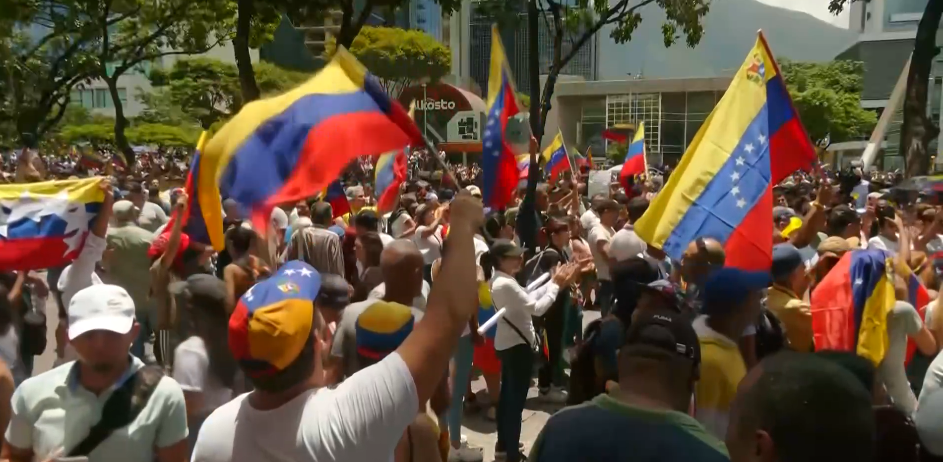 Oposição venezuelana realiza manifestação após eleição que reelegeu Nicolás Maduro como presidente