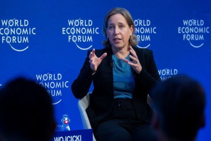 Susan Wojcicki, CEO do YouTube, dirige-se aos delegados do Fórum Econômico Mundial (WEF) em Davos, Suíça, em 24 de maio de 2022 / REUTERS/Arnd Wiegmann/File Photo