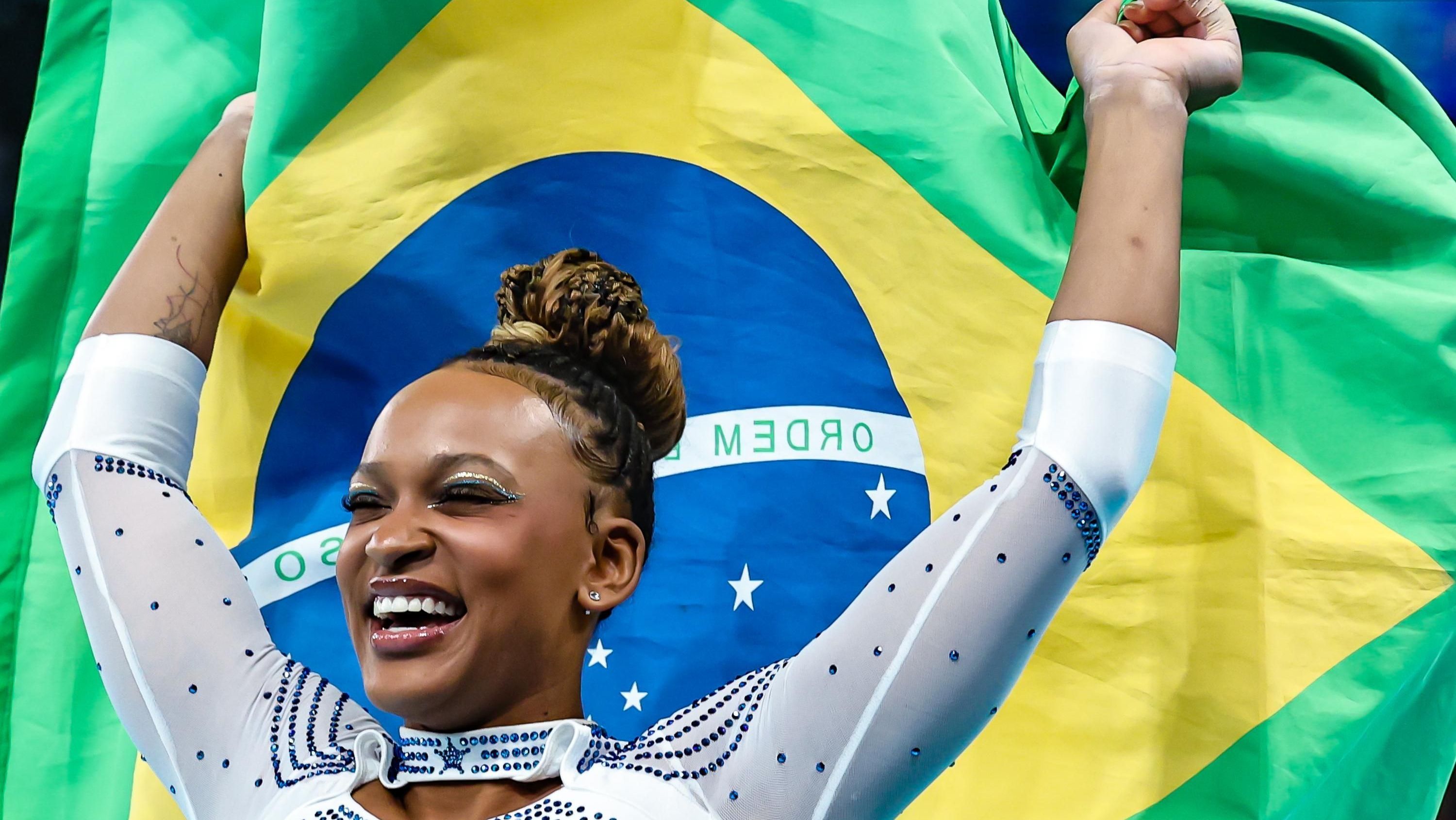 Rebeca Andrade celebra a prata no salto