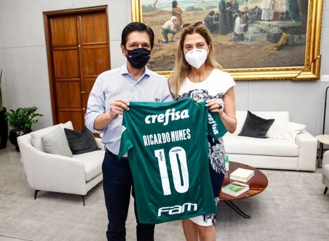 Ricardo Nunes ganhou camisa do Palmeiras das mãos da presidente do clube, Leila Pereira • Reprodução/Instagram