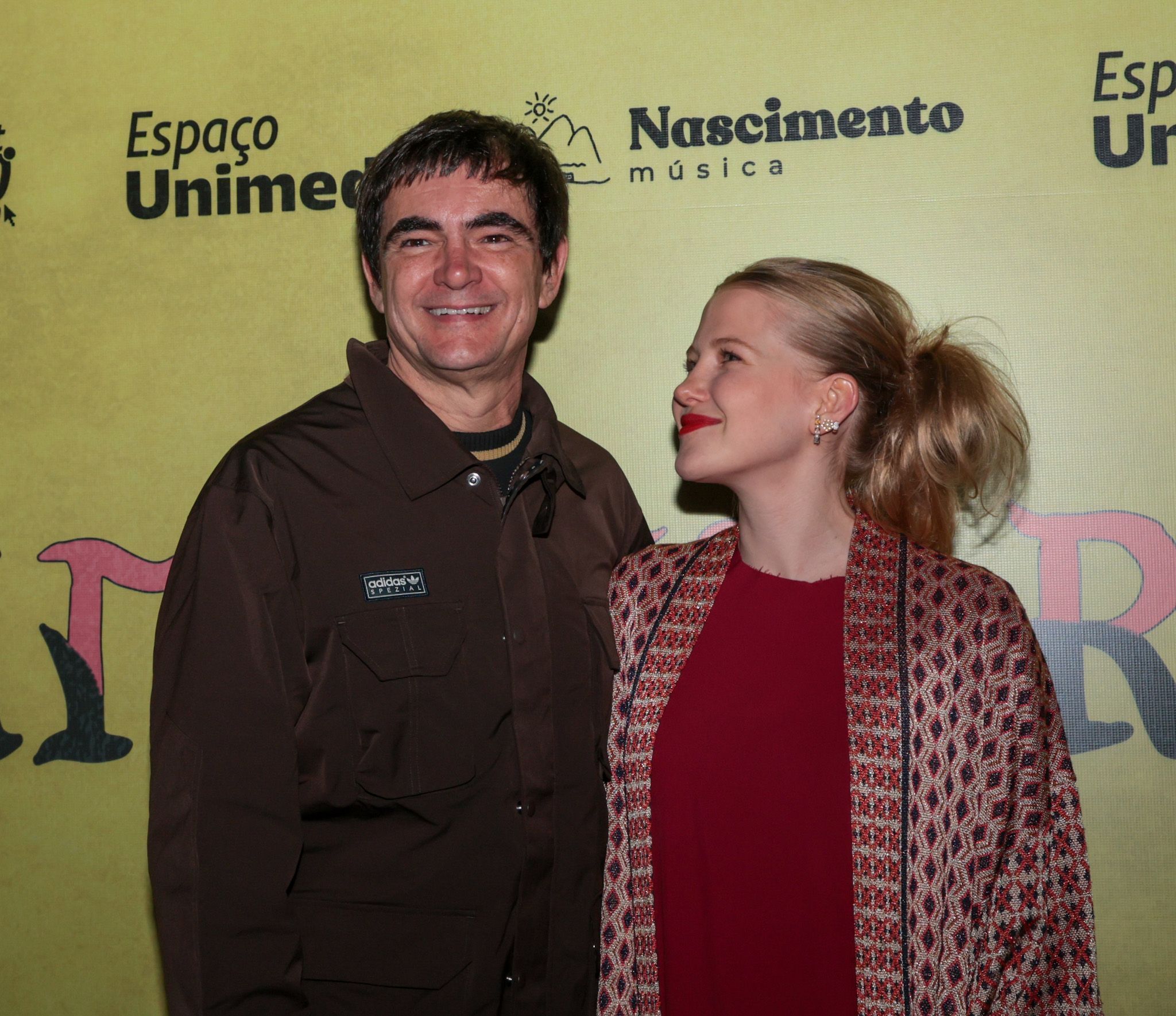 Samuel Rosa posa ao lado da esposa Laura Sarkovas / Tomzé Fonseca/Agnews
