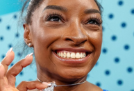 Simone Biles exibe colar de 
