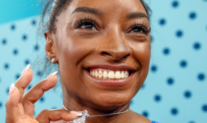 Simone Biles com colar GOAT
