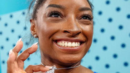 Simone Biles com colar GOAT