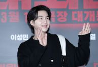 Suga, do BTS, pede desculpas após ser autuado por conduzir patinete elétrico sob efeito de álcool