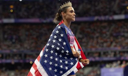 Americana bate próprio recorde e se torna bicampeã olímpica no atletismo